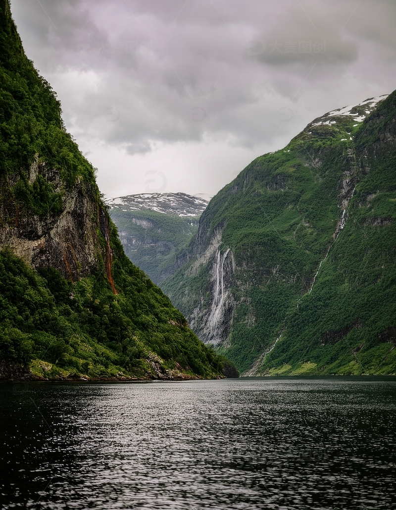 高清大图下载【趣麦麦图】挪威峡湾幽谷中飞瀑垂落碧绿水域