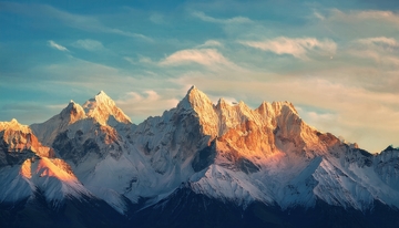 晨光照耀下的壮丽喜马拉雅群峰
