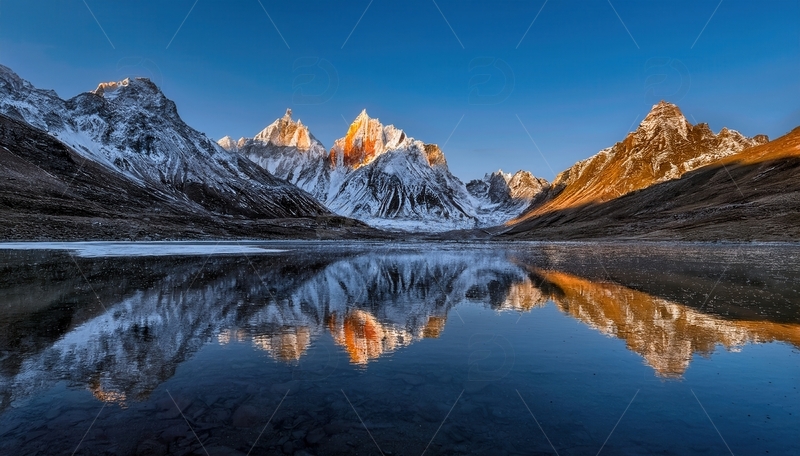 高清大图下载【趣麦麦图】蓝天下雪峰与湖面相映的美景