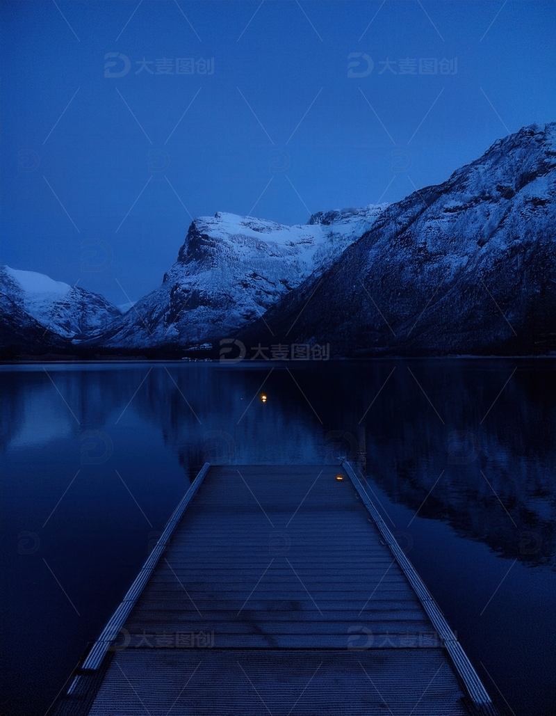高清大图下载【趣麦麦图】挪威峡湾寒夜中雪岭下的静谧栈桥