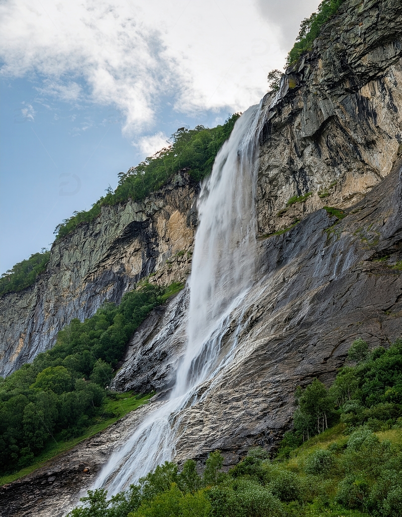 高清大图下载【趣麦麦图】挪威峡湾青山间飞悬的磅礴瀑布