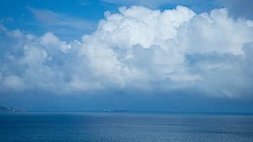 杨梅坑海域，云覆碧海蓝天之景