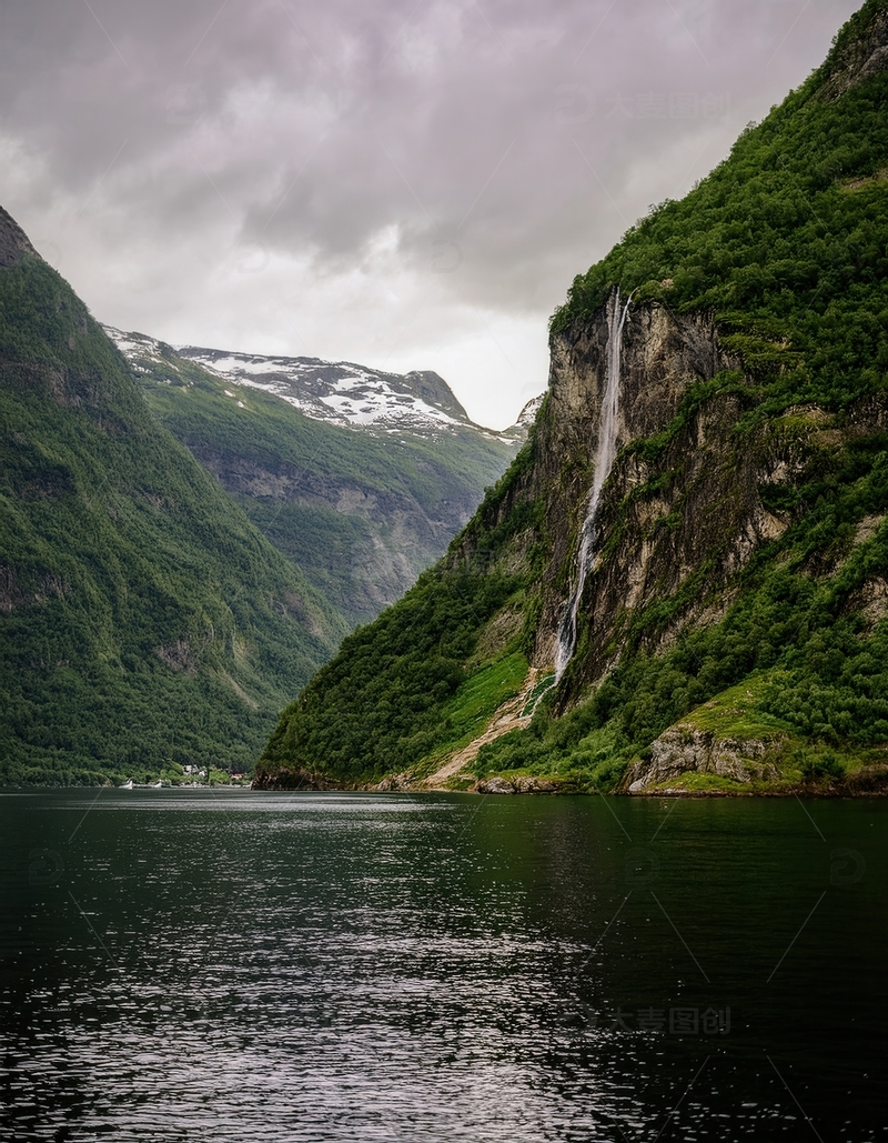 高清大图下载【趣麦麦图】挪威峡湾云雾中山间飞瀑落碧湖