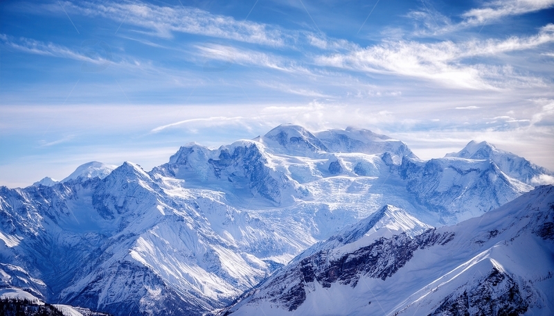 高清大图下载【趣麦麦图】云漫蓝天间的巍峨喜马拉雅雪峰