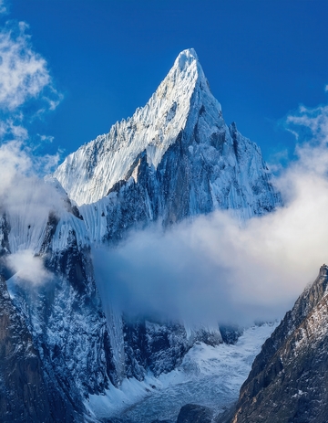 云雾缭绕的巍峨喜马拉雅雪峰