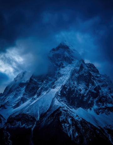 云雾笼罩下的神秘喜马拉雅雪峰1