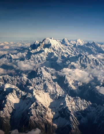 云海漫卷中的巍峨喜马拉雅雪峰