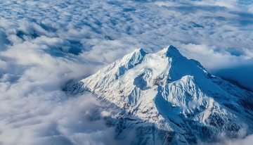 穿云海而出的雄伟喜马拉雅雪峰
