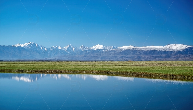 高清大图下载【趣麦麦图】蓝天草原间的喜马拉雅湖山倒影