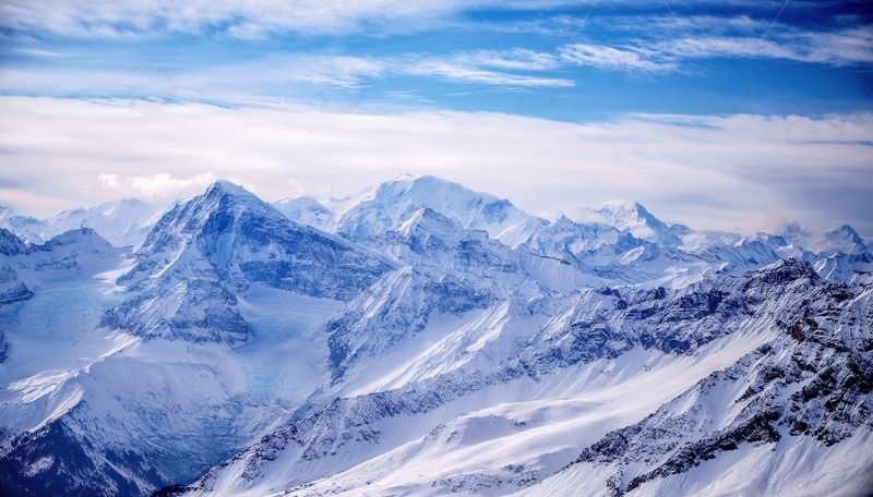 高清大图下载【趣麦麦图】蓝天白云下连绵起伏的喜马拉雅雪峰