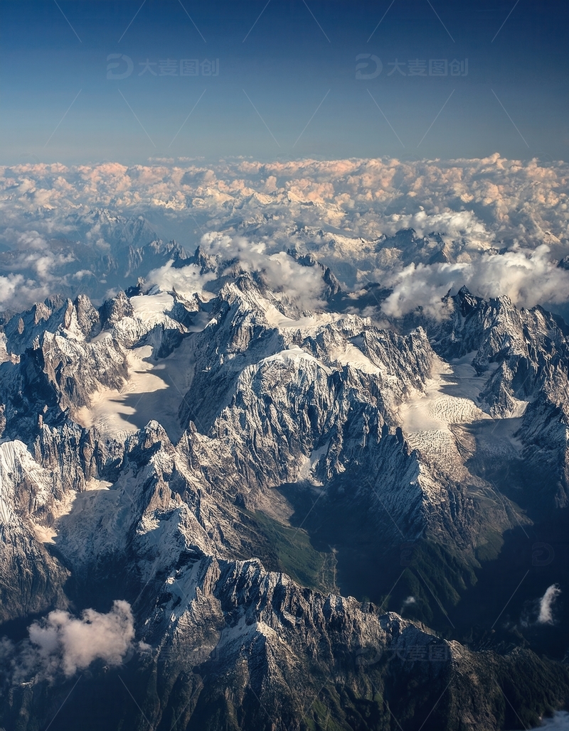高清大图下载【趣麦麦图】云端之上的壮丽喜马拉雅山脉群峰