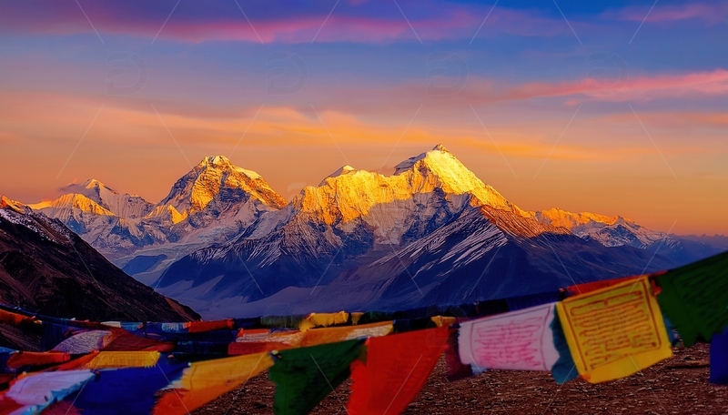 高清大图下载【趣麦麦图】夕照下经幡飘动的喜马拉雅山峦