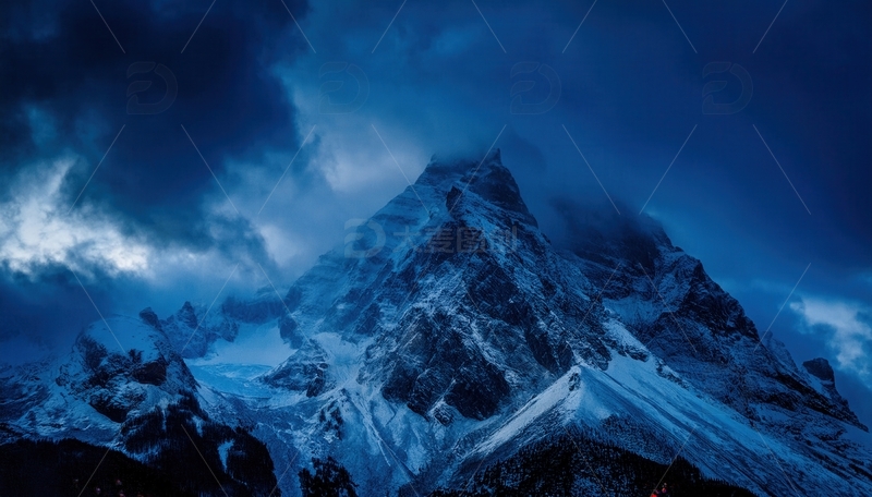 高清大图下载【趣麦麦图】暗云笼罩下的冷峻喜马拉雅雪峰