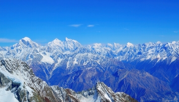 蓝天之下连绵壮阔的喜马拉雅山脉