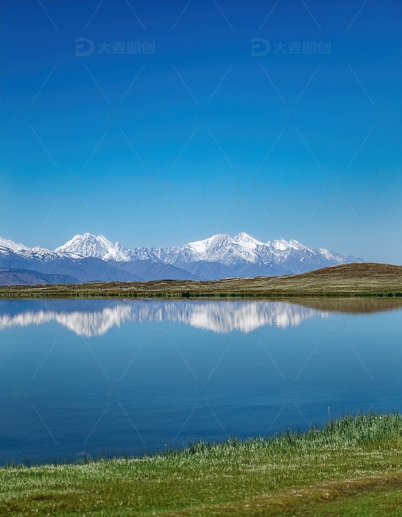 高清大图下载【趣麦麦图】湛蓝晴空下的喜马拉雅静湖雪峰