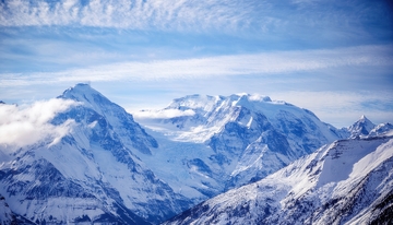 蓝天白云下的壮丽喜马拉雅山峦