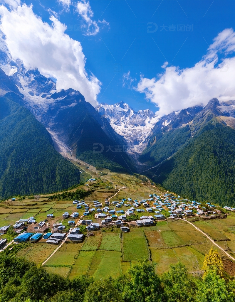 高清大图下载【趣麦麦图】喜马拉雅山谷中如画的绿野村落