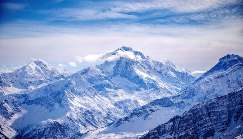 高清大图下载【趣麦麦图】蓝天白云下连绵的喜马拉雅雪峰1