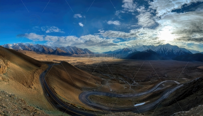 高清大图下载【趣麦麦图】蓝天旷野间蜿蜒伸展的高原公路