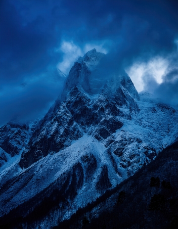 暗夜云雾中隐现的喜马拉雅雪峰