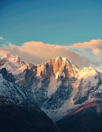 蓝天金光照耀下的喜马拉雅雪峰