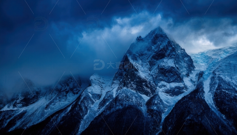 高清大图下载【趣麦麦图】暗云卷绕下的雄浑喜马拉雅雪峰