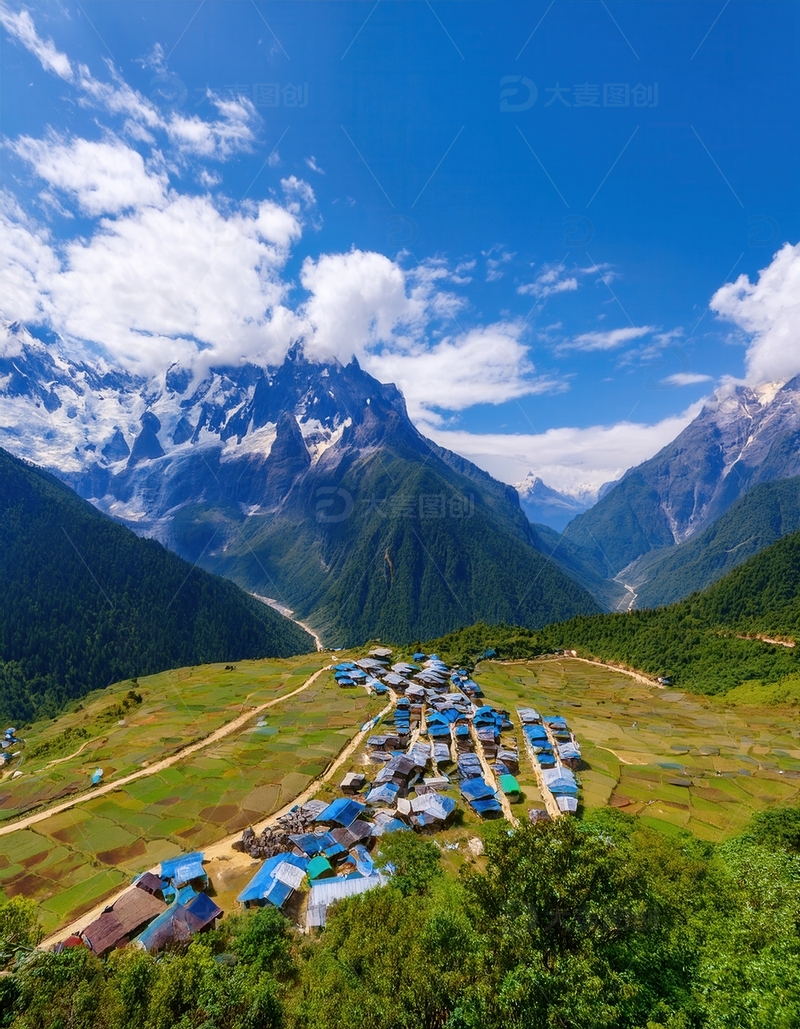 高清大图下载【趣麦麦图】群山环抱中的喜马拉雅宁静村落