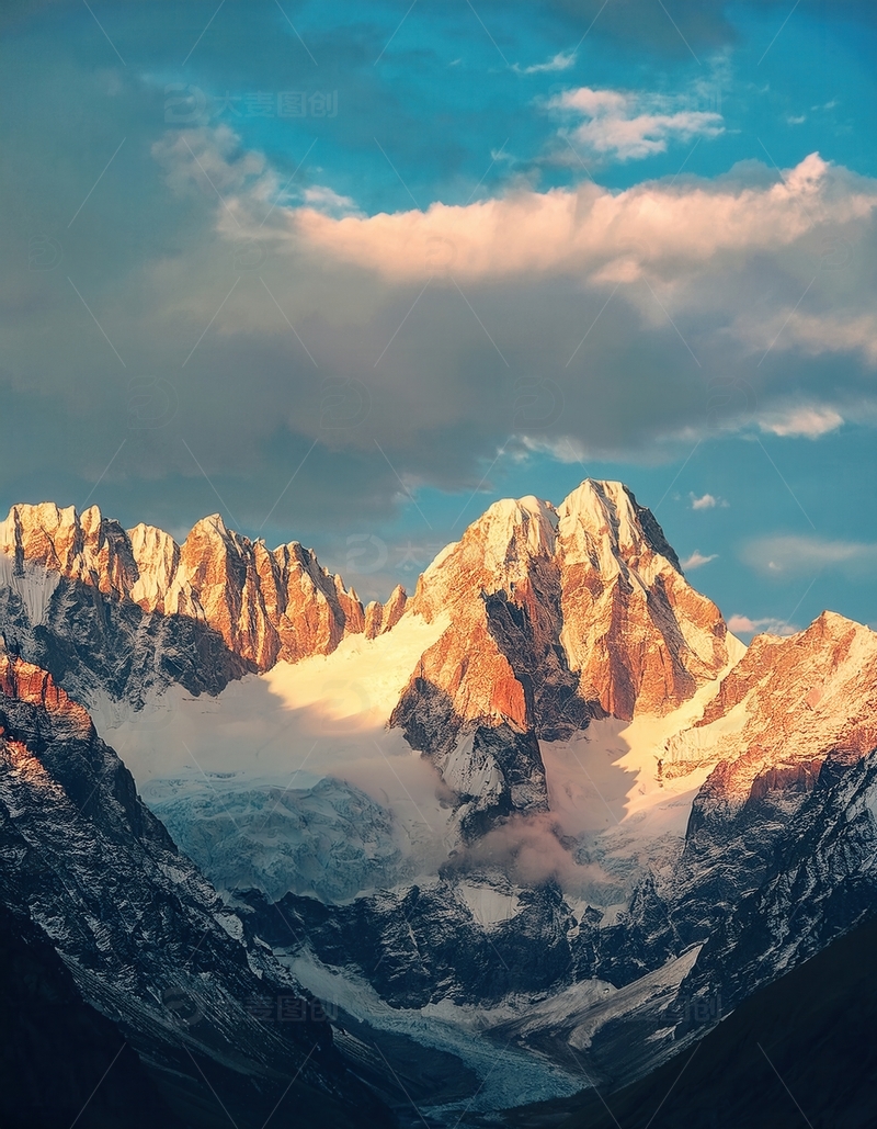 高清大图下载【趣麦麦图】云影间闪耀金光的喜马拉雅雪峰