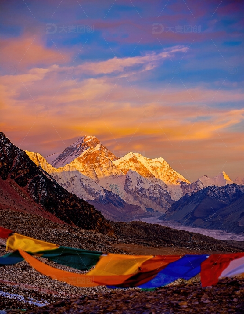 高清大图下载【趣麦麦图】经幡相伴的绚烂喜马拉雅雪峰夕照