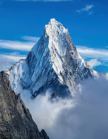 云绕孤峰的壮美喜马拉雅雪峰