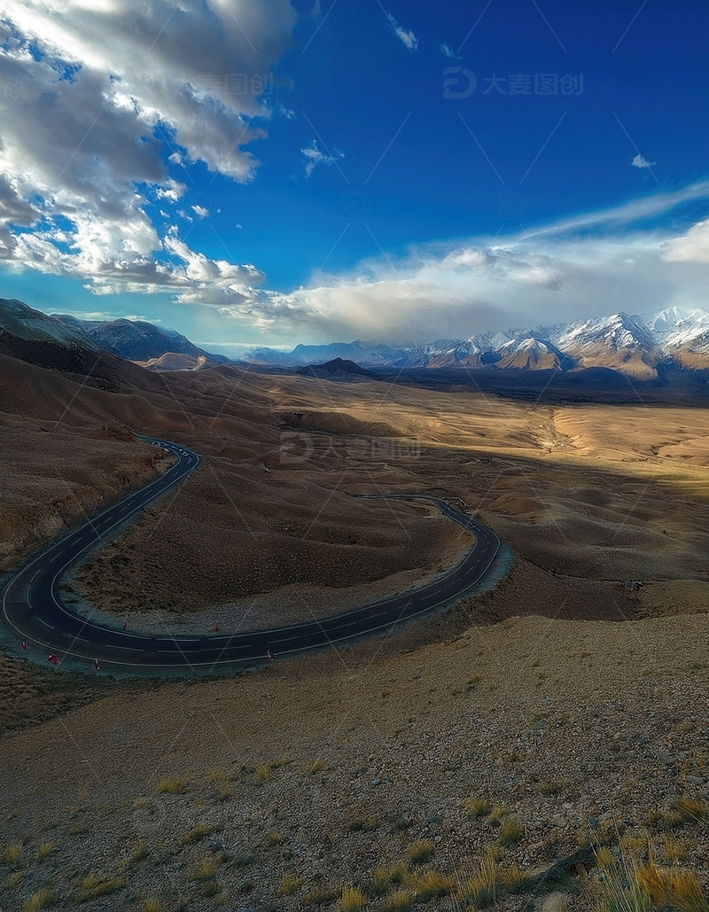 高清大图下载【趣麦麦图】蓝天下荒漠中蜿蜒的喜马拉雅公路