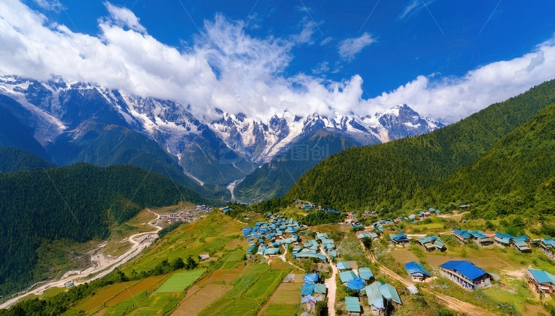高清大图下载【趣麦麦图】雪山下青山环抱的宁静村落