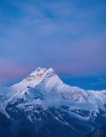 淡霞映衬下的纯净喜马拉雅雪峰