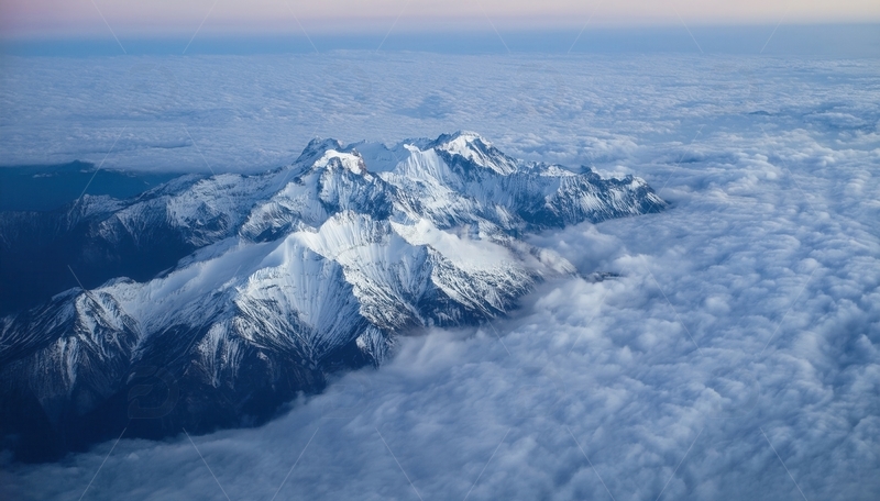 高清大图下载【趣麦麦图】云海环绕的梦幻喜马拉雅雪峰