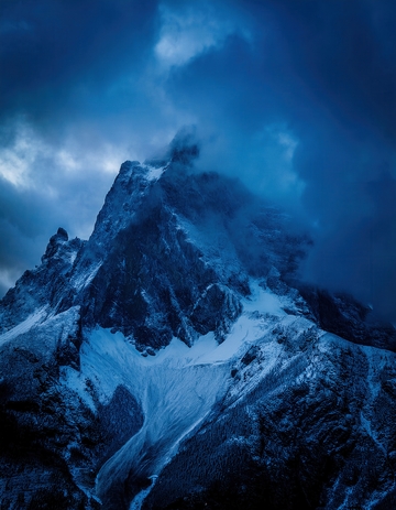 云雾蔽影下的冷峻喜马拉雅雪峰