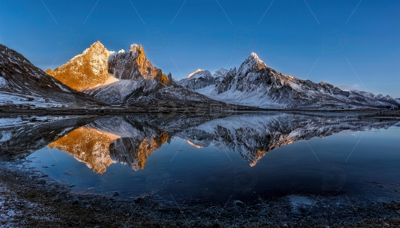 高清大图下载【趣麦麦图】蓝天雪地间湖映喜马拉雅山景