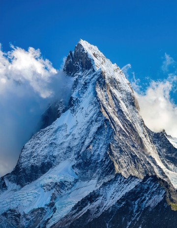 白云环绕的巍峨喜马拉雅雪峰