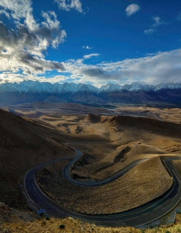 蓝天白云下蜿蜒的喜马拉雅山路