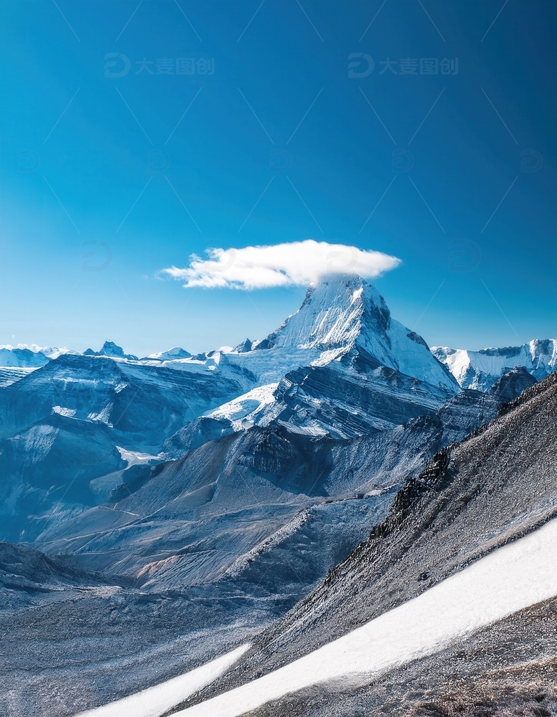 高清大图下载【趣麦麦图】蓝天下雪峰顶飘着独特荚状云