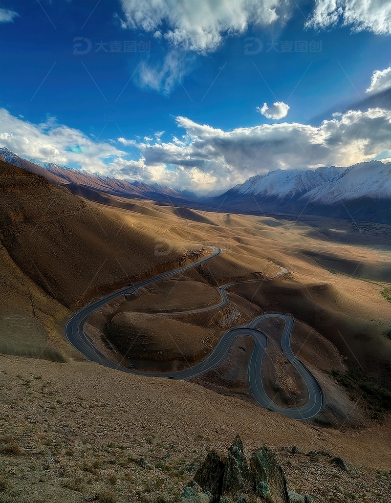 高清大图下载【趣麦麦图】蓝天白云下盘旋于荒原的山路
