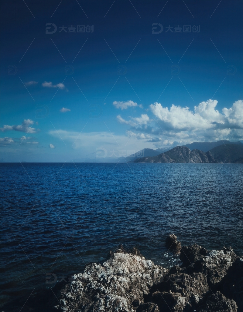 高清大图下载【趣麦麦图】蓝天碧海间的嶙峋礁石海岸景致