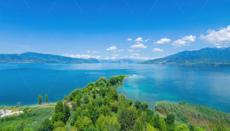 高清大图下载【趣麦麦图】蓝天白云下绿树环绕的洱海风光