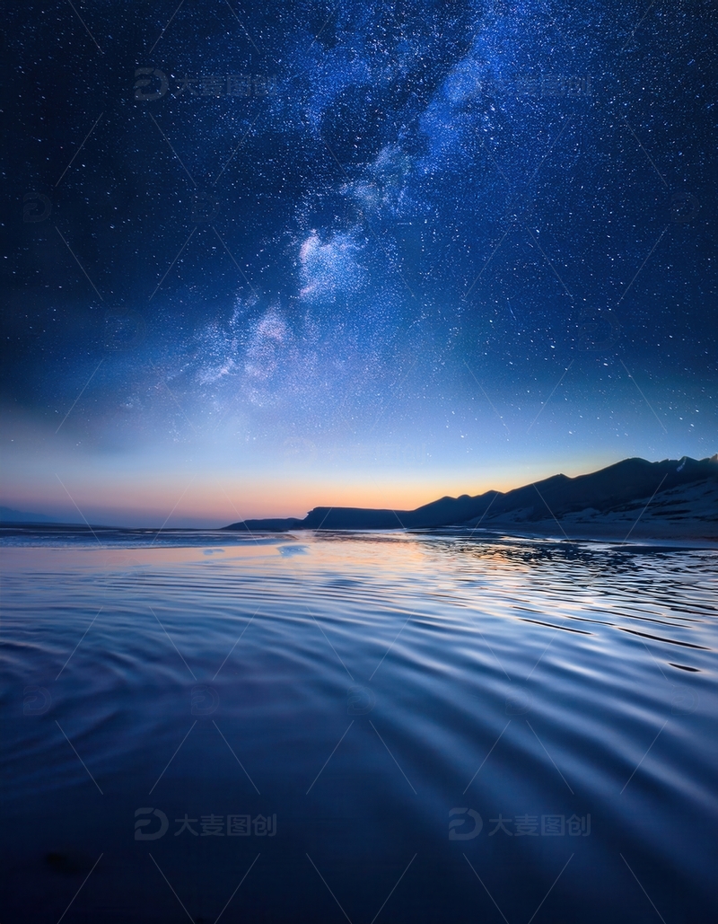 高清大图下载【趣麦麦图】暮色海边，银河与水波共绘梦幻景