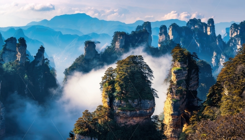 高清大图下载【趣麦麦图】张家界云雾环拥的奇秀峰林风光