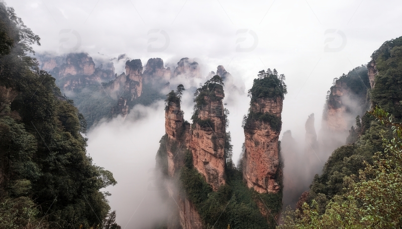 高清大图下载【趣麦麦图】张家界雾锁奇峰的梦幻山水画面