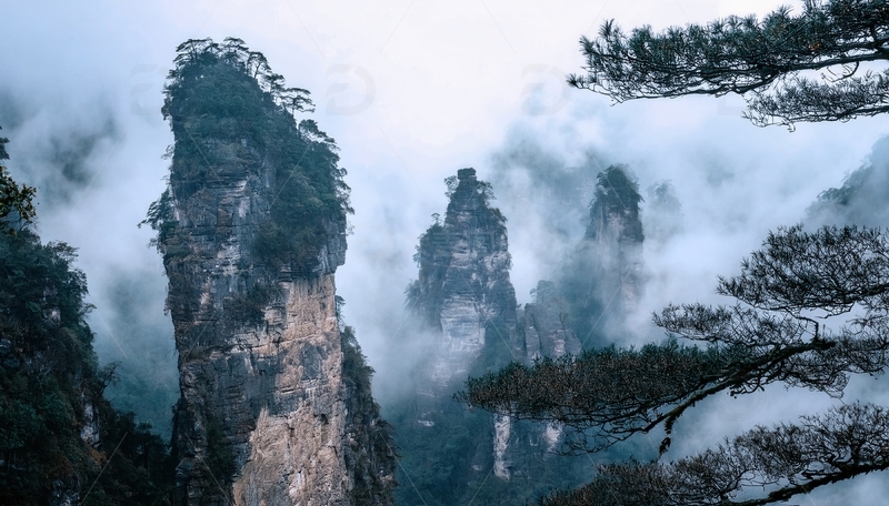 高清大图下载【趣麦麦图】张家界云雾中挺立的奇峻峰林景观