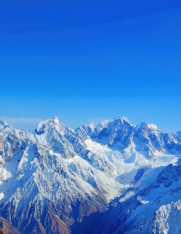 湛蓝天空下的壮美喜马拉雅雪峰
