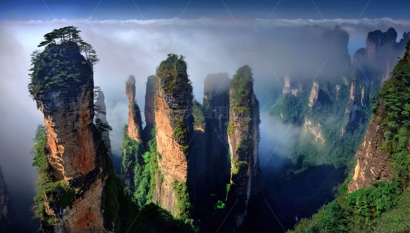 高清大图下载【趣麦麦图】张家界云雾里挺拔的奇美峰林景观