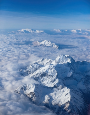 云端之上的壮丽喜马拉雅雪峰群