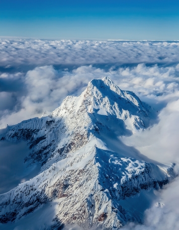 穿破云海的壮丽喜马拉雅雪峰